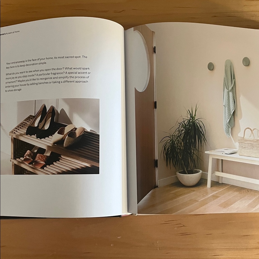 Marie Kondo's Kurashi at Home: How to Organize Your Space and Achieve Your Ideal - Picture 4 of 5